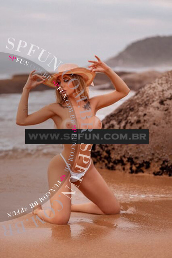 Acompanhante mulher loira com langerie negra em São Paulo