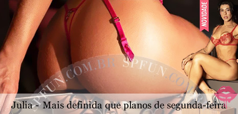 mulher morena com corpo esculpido nos Jardins, destacando-se como uma garota de alto nível.