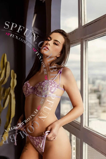 Acompanhante morena de cabelo castanho com atendimento no centro de São Paulo