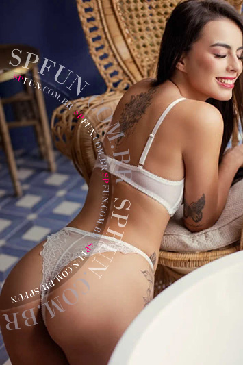 Acompanhante morena de cabelo castanho com atendimento no centro de São Paulo