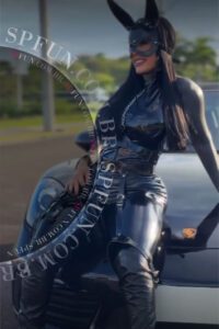 Juju Lamborghini, acompanhante de luxo morena, posando em carro lamborghini em SP