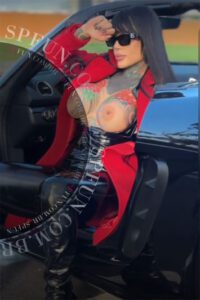 Juju Lamborghini, acompanhante de luxo morena, posando em carro lamborghini em SP